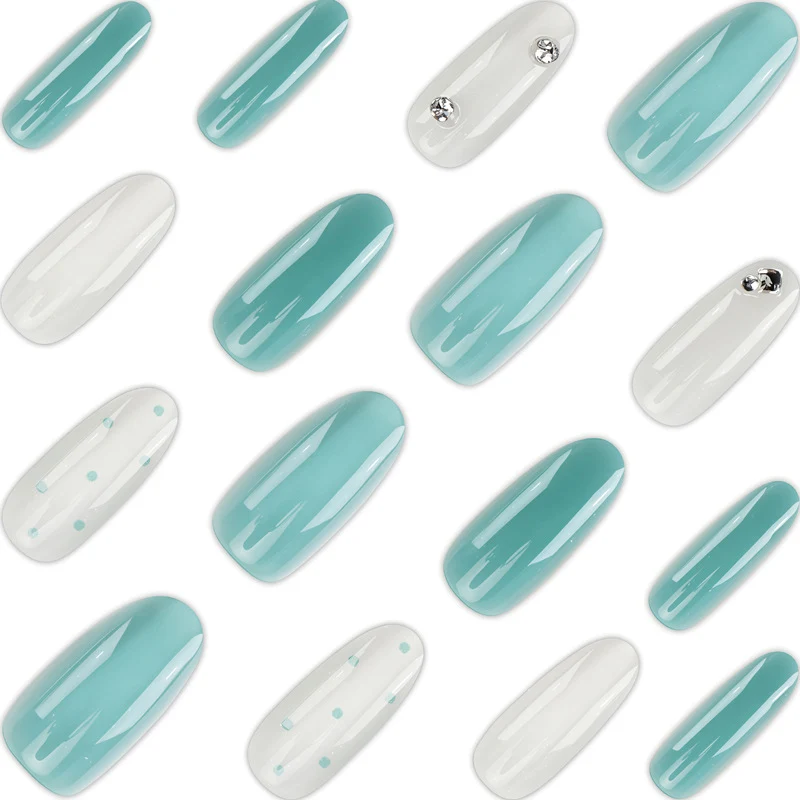 Künstlerisches Press-On Nageldesign mit 3D Akzenten Karnz