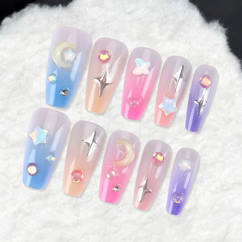 Künstlerisches Nageldesign mit himmlischem Thema Karnz