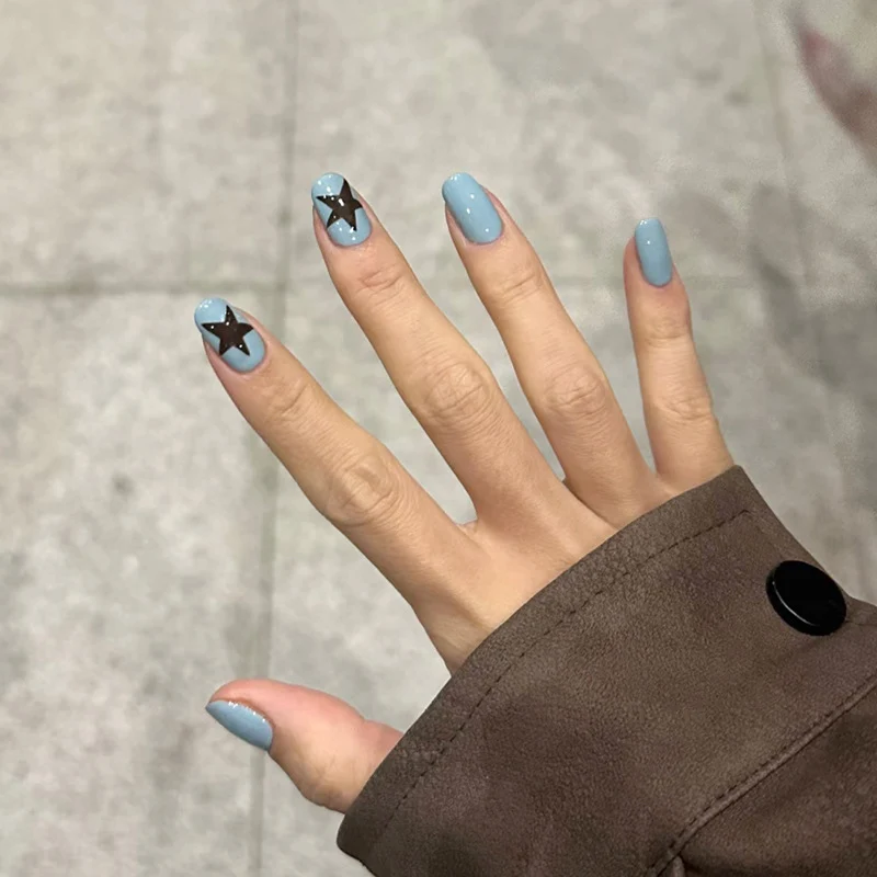 Künstlerische Nagelkunst mit Sternmotiven Karnz