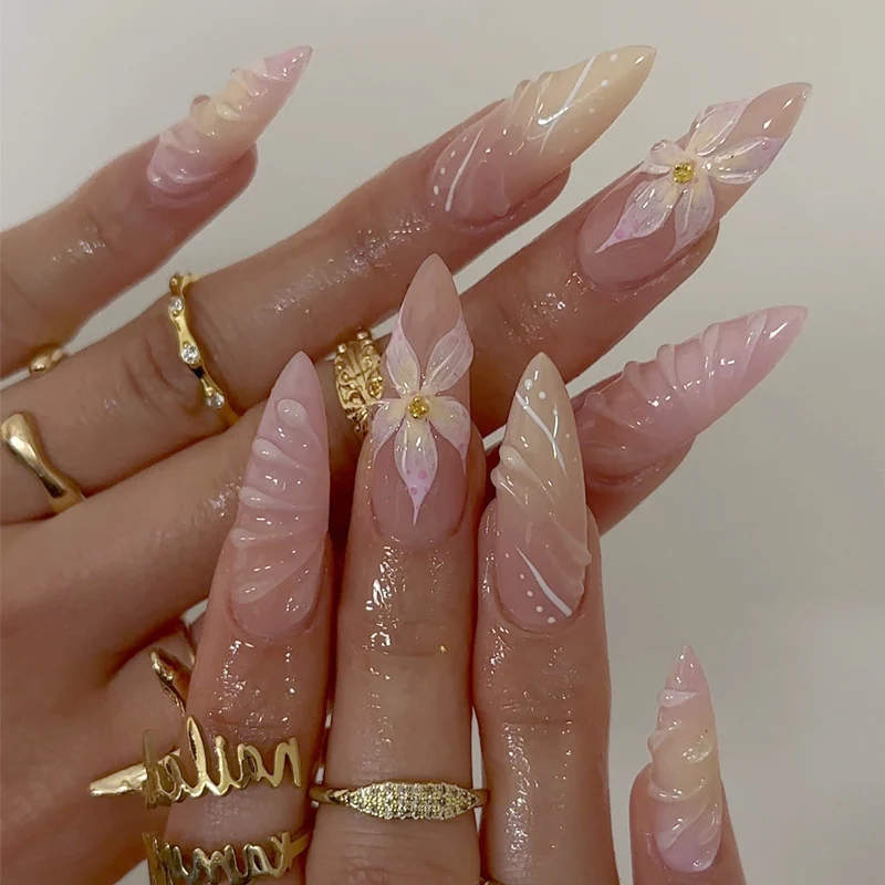 Künstlerische langlebige Press-On-Nagelerweiterungen mit floralen Mustern Karnz