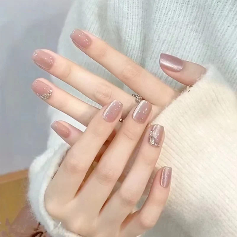 Artisanal Press-On Nail Set mit funkelnden Strasssteinen Karnz