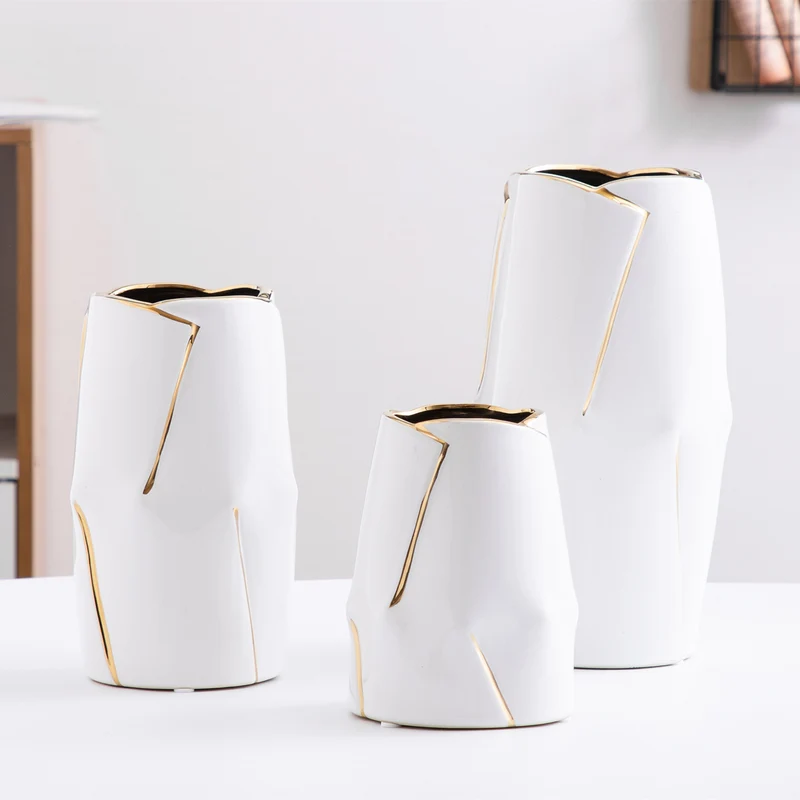 Dekorative Keramikvase mit goldener Akzentuierung Karnz