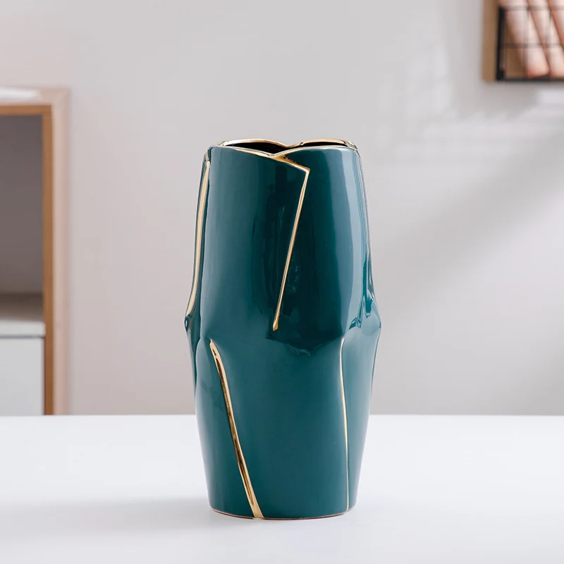 Dekorative Keramikvase mit goldener Akzentuierung Karnz