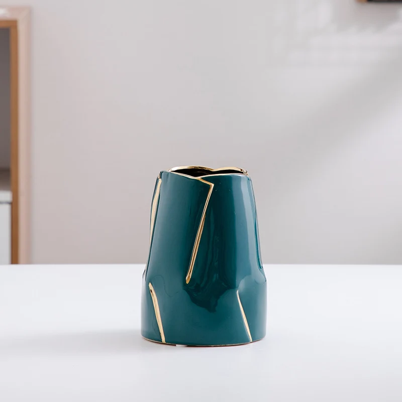 Dekorative Keramikvase mit goldener Akzentuierung Karnz