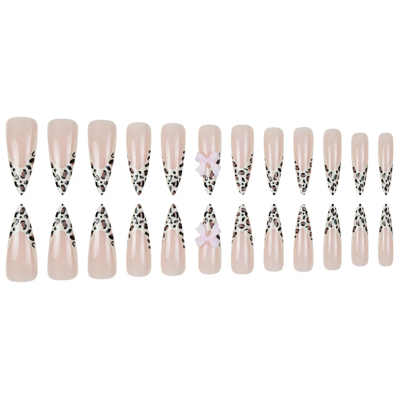 Stylische Stiletto Press-On Nagelkunst Karnz