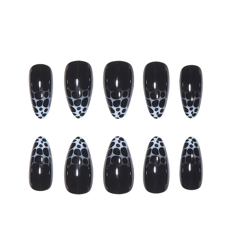 Stiletto-Nagelkunst mit abstrakten Mustern Karnz