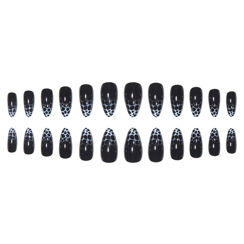 Stiletto-Nagelkunst mit abstrakten Mustern Karnz