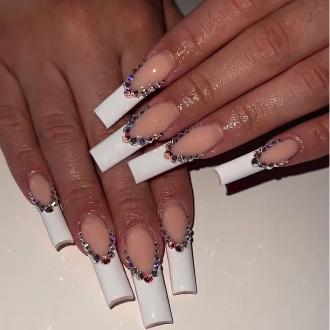 Luxuriöse mit Strass verzierten langen Stiletto Press-On Nägel Karnz