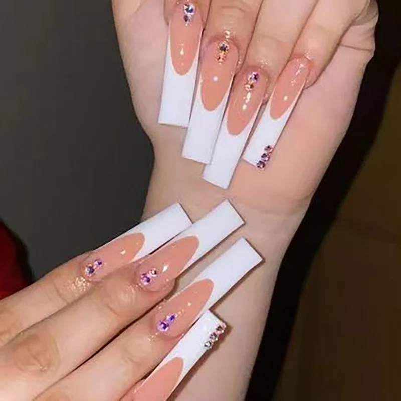 Lange Stiletto Press-On Nägel mit dekorativen Edelsteinen Karnz