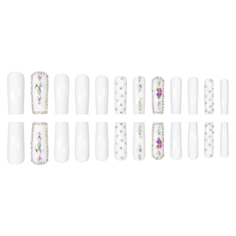 Glamouröse, mit Strass verzierte Stiletto Press-On Nägel Karnz