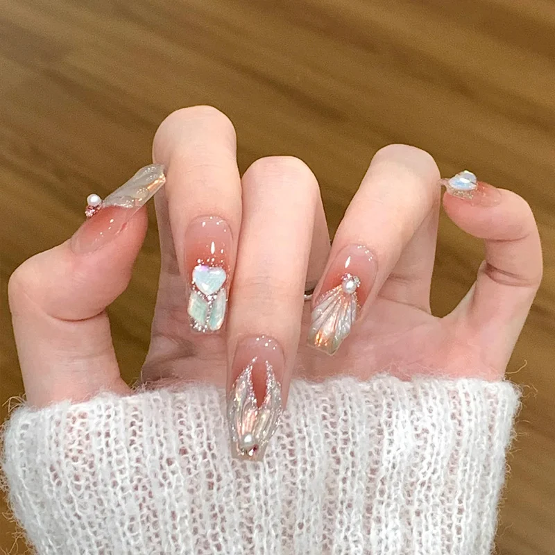 Elegantes Set von Floral Press-On Nägeln mit Perlenakzenten Karnz