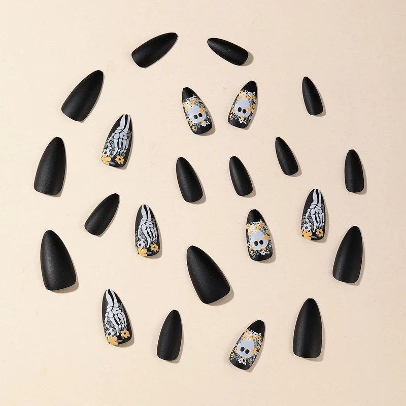 Künstlerisches Skelett-Themen-Nagelkunst Karnz