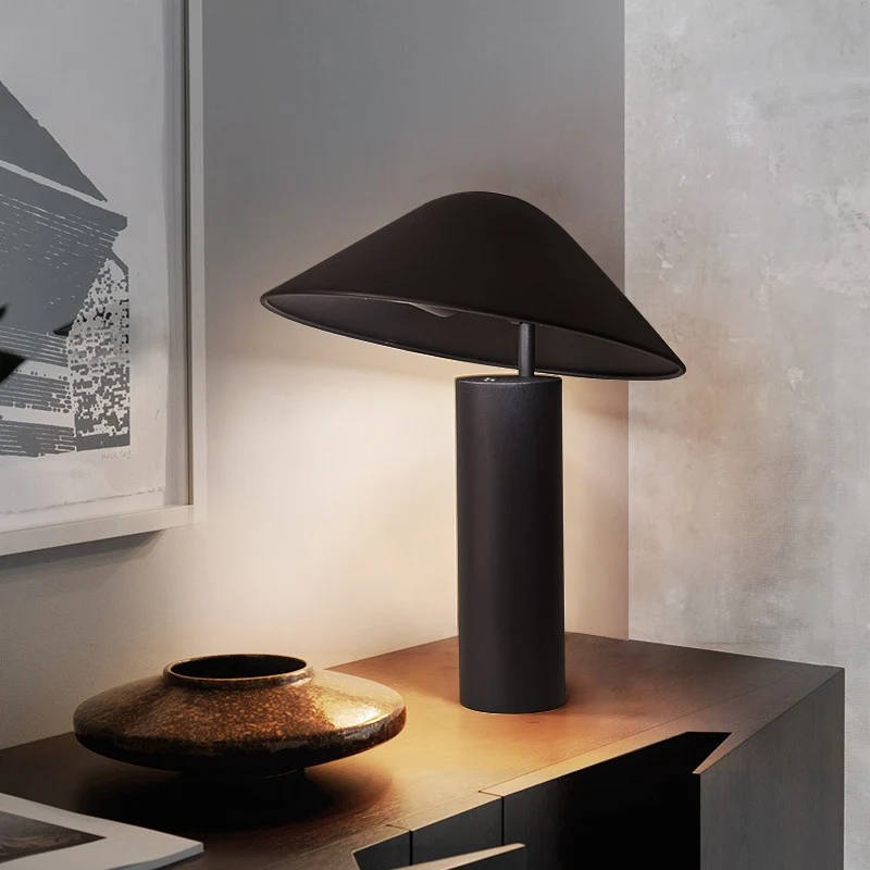 Moderne Tischlampe mit skulpturalem Detail