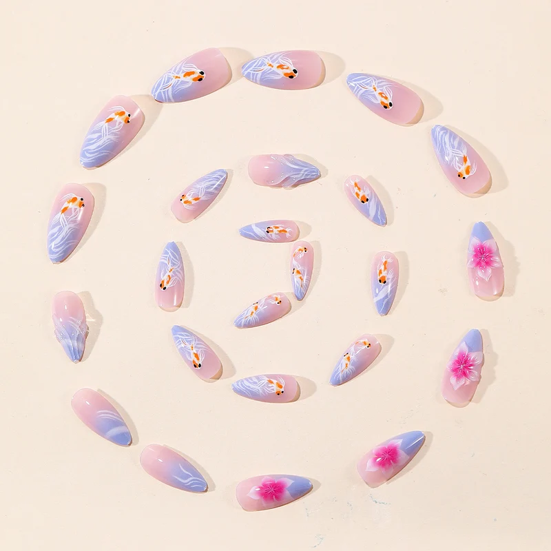 Künstlerische Koi-Fische und florale Nagelkunstverlängerungen Karnz