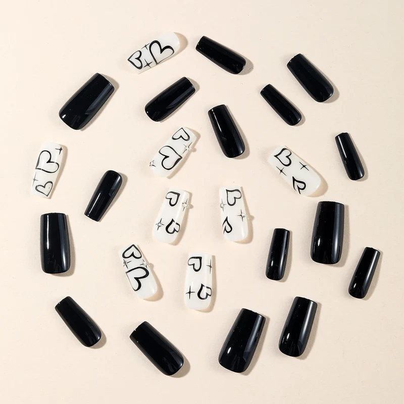 Künstlerisches Herzdesign Nail Art Karnz