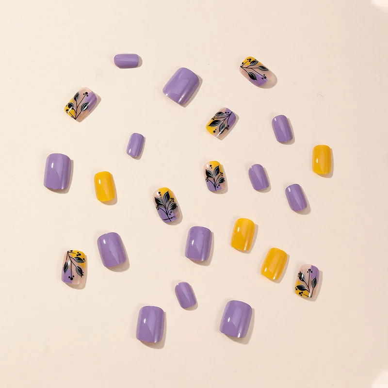 Künstlerisches Floral Nail Art Design Karnz