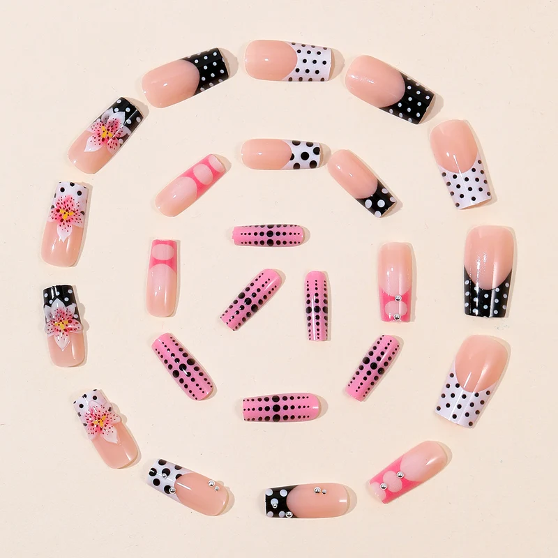 Künstlerische florale Nagelkunst Karnz