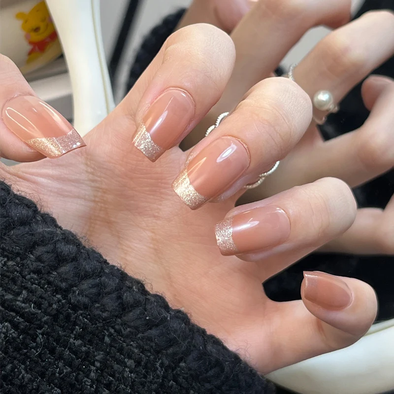 Glamouröses Press-On Nagelkunst-Set mit stylishen Edelstein-Akzenten Karnz