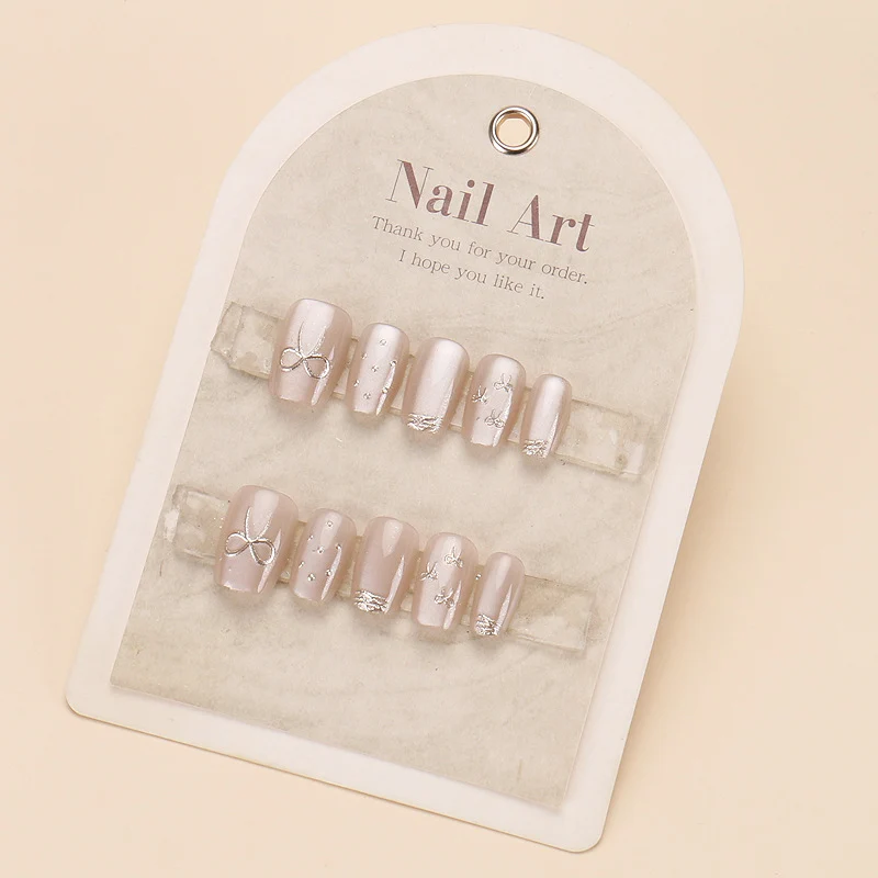Glamouröses Press-On Nagelkunst-Set mit stylishen Edelstein-Akzenten Karnz
