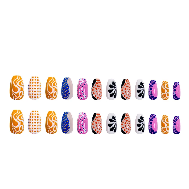 Kreative Nail Art mit verschiedenen Mustern Karnz