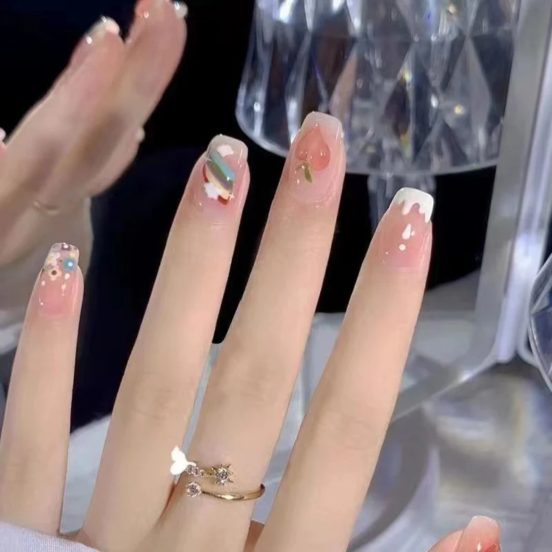 Kreative Nagelkunst mit Obst- und Blumenmotiven Karnz