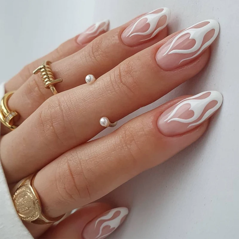Kreative Nagelkunst mit Herz-Design Karnz
