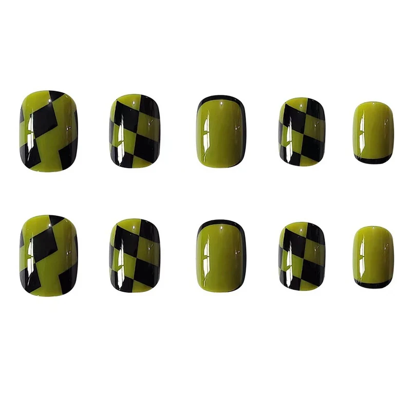 Kreative Nagelkunst mit geometrischen Mustern Karnz