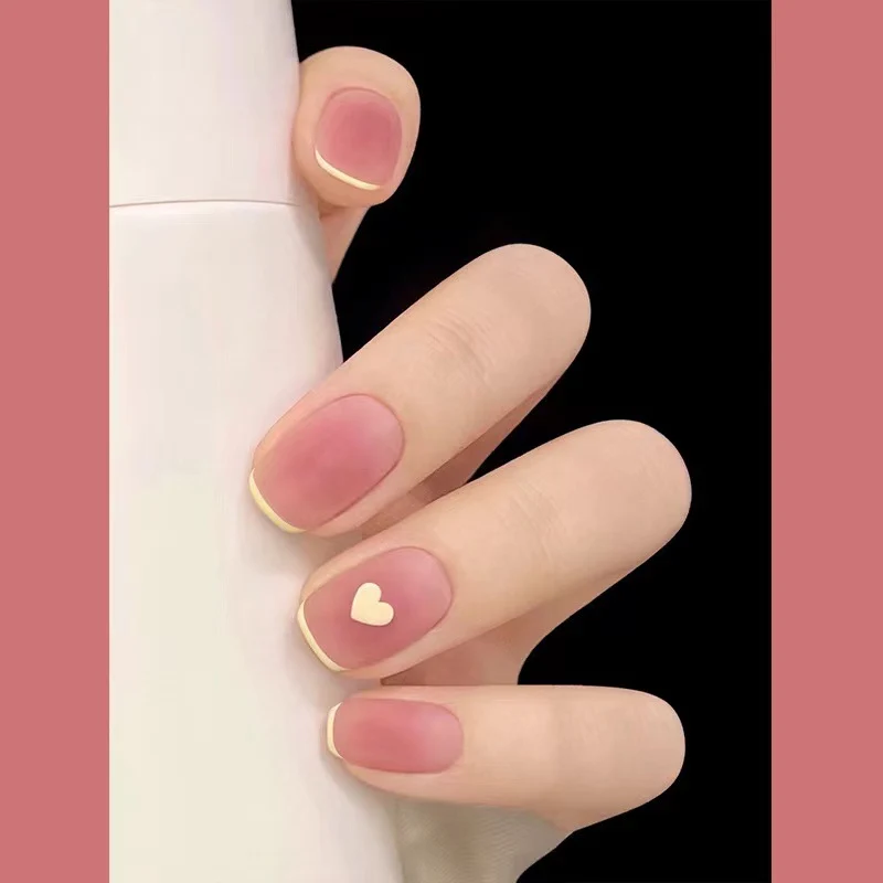 Kreative Nageldesigns mit Herzakzent Karnz