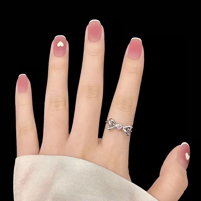 Kreative Nageldesigns mit Herzakzent Karnz