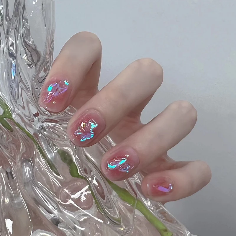 Glänzende Nagelkunst mit holografischen Akzenten Karnz