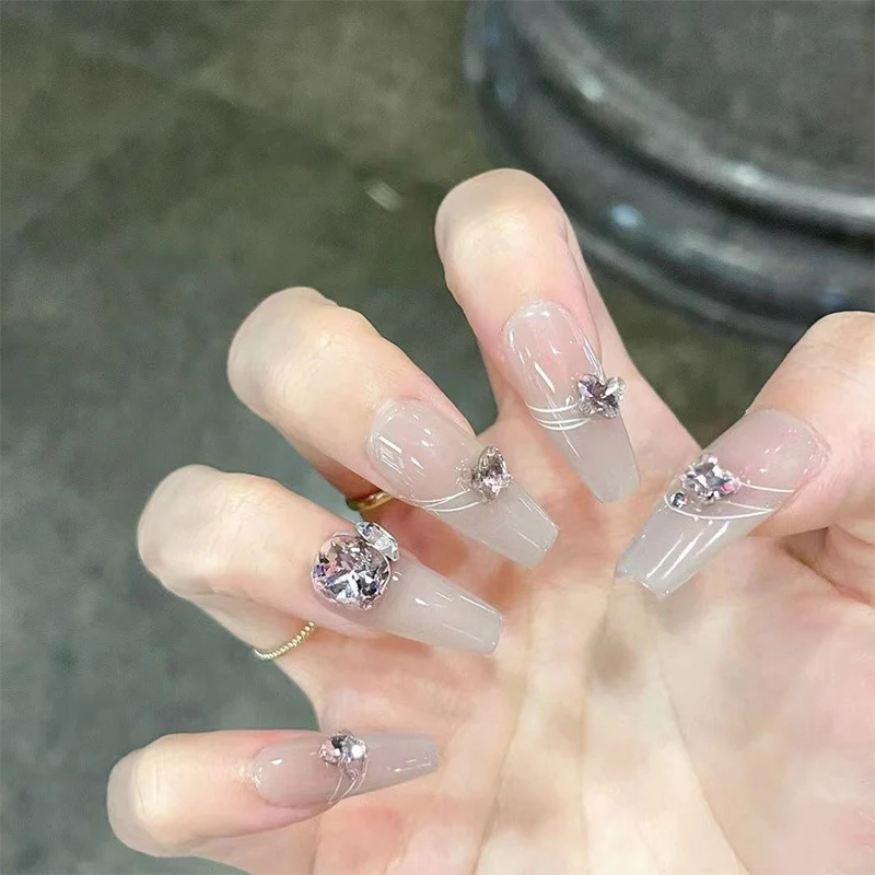 Glamouröse Stiletto-Nägel Karnz