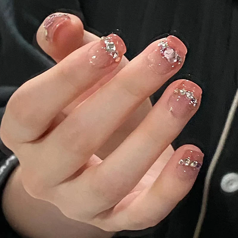 Glamouröse Nail Art mit Strass-Details Karnz
