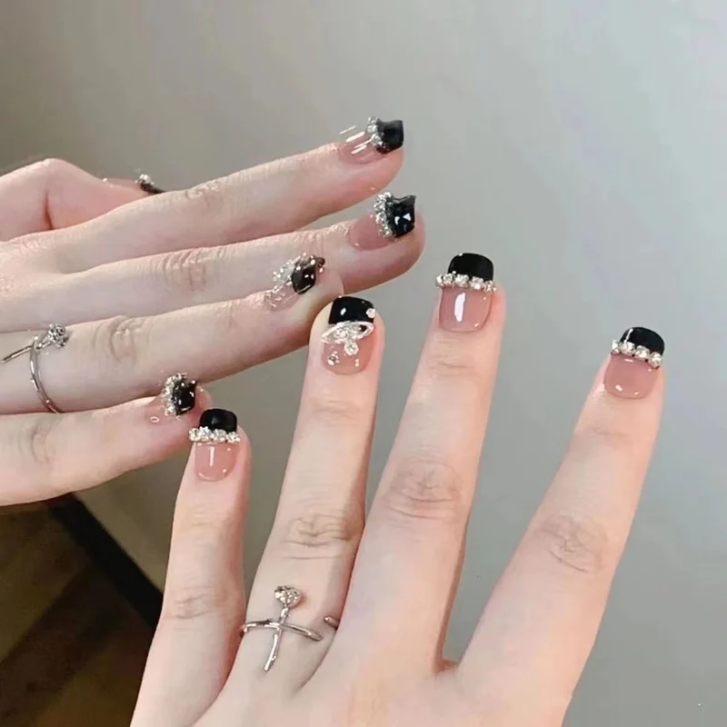 Glamouröse Nagelkunst mit Strass-Verzierungen Karnz