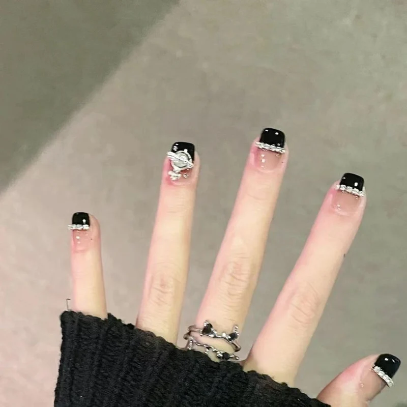 Glamouröse Nagelkunst mit Strass-Verzierungen Karnz