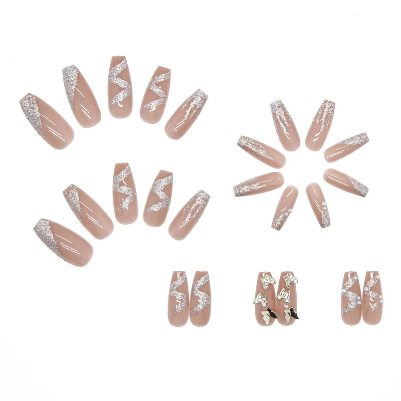 Glamouröse Nagelkunst mit Strass- und Schmetterlingselementen Karnz