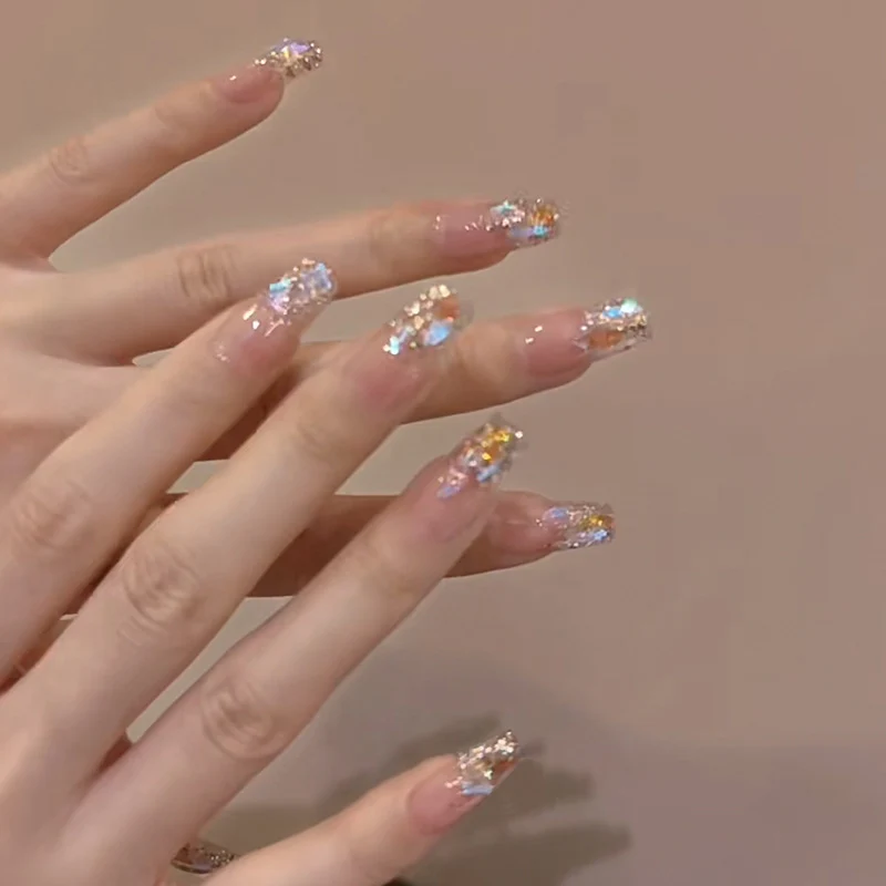 Glamouröse Nagelkunst mit holografischen Akzenten Karnz