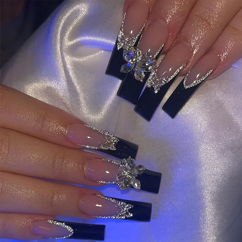 Glamouröse Kunstnägel mit Strass- und Schmetterlingselementen Karnz