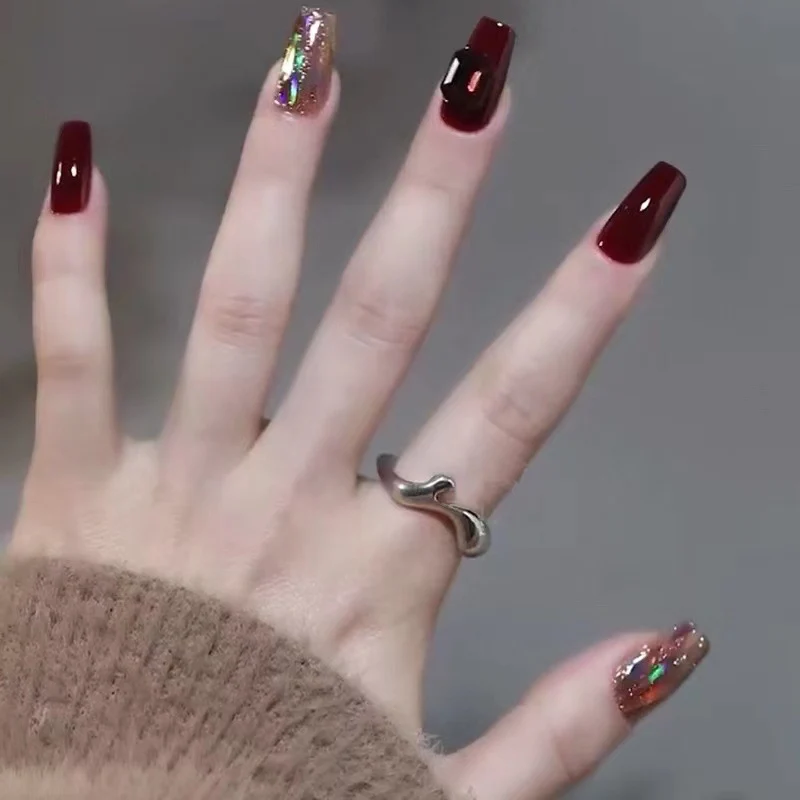 Glamouröse Kunstnägel mit Kristallelementen Karnz