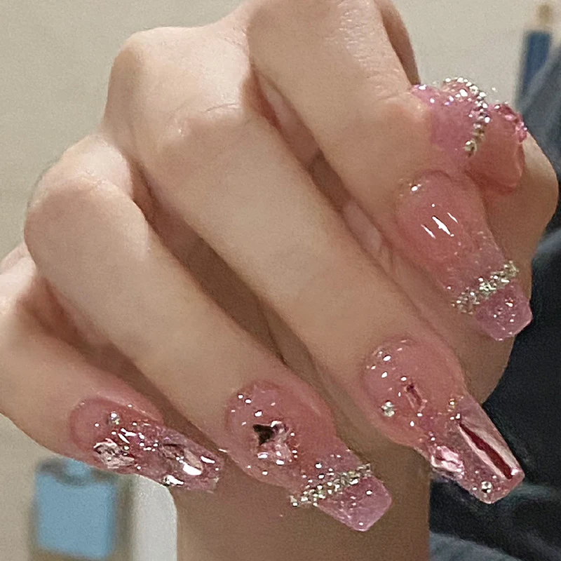 Glamouröse Acryl-Nägel Karnz