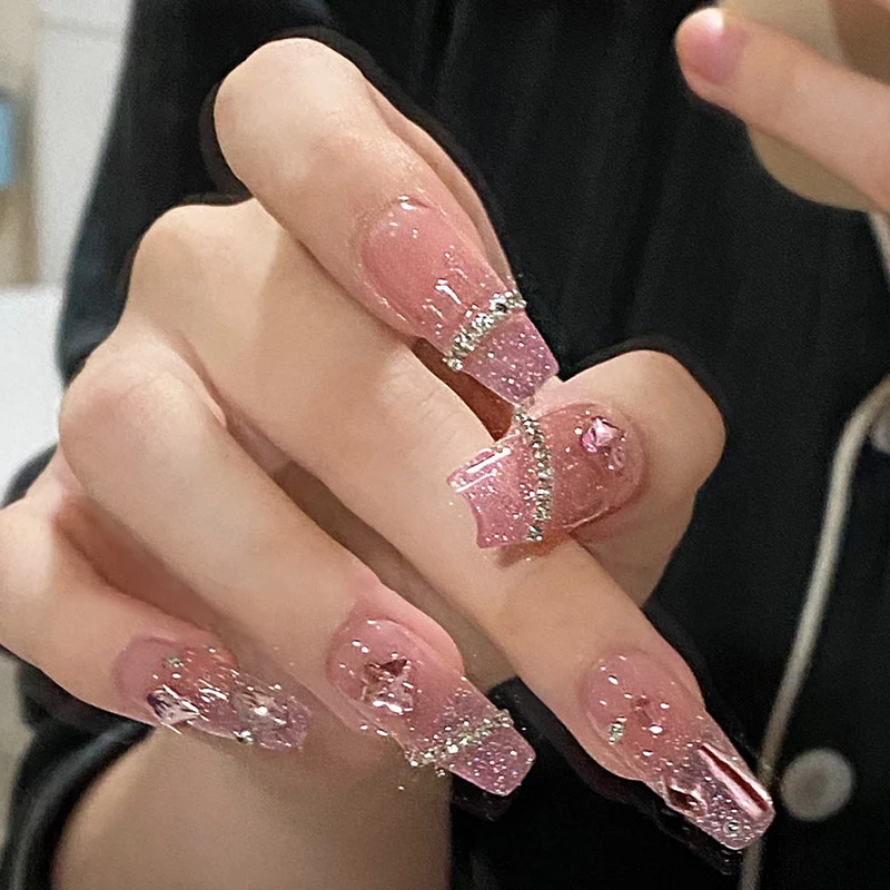 Glamouröse Acryl-Nägel Karnz