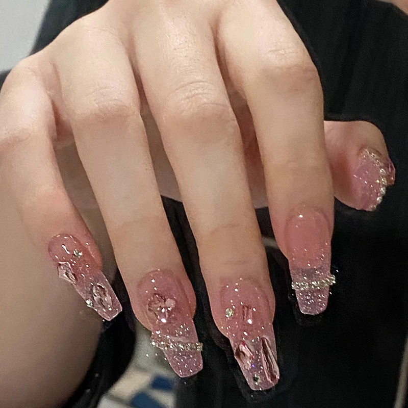 Glamouröse Acryl-Nägel Karnz