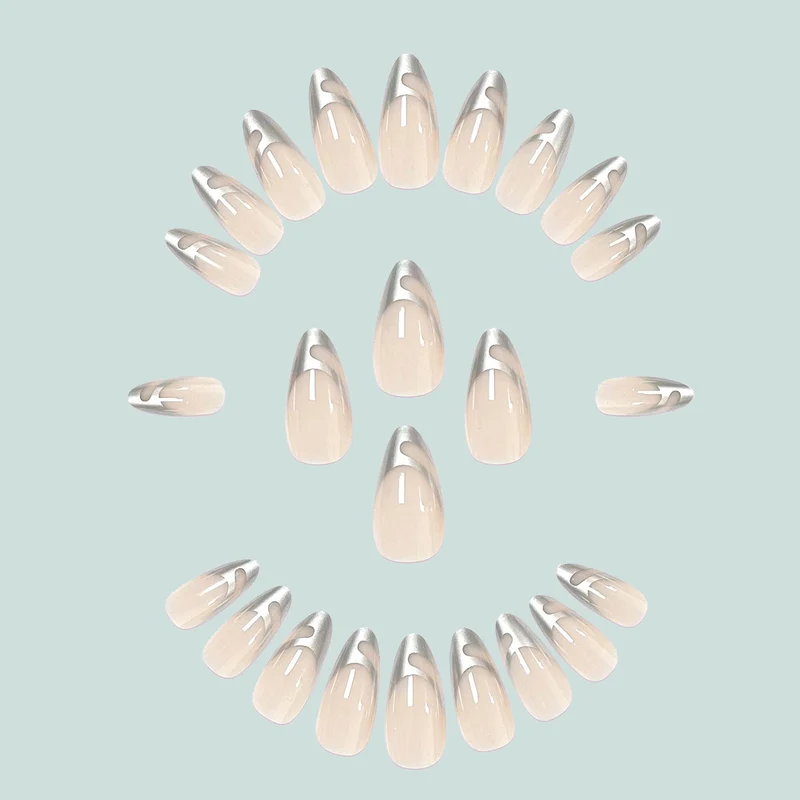 Exklusive Stiletto Kunstnägel mit Metallic-Akzenten Karnz