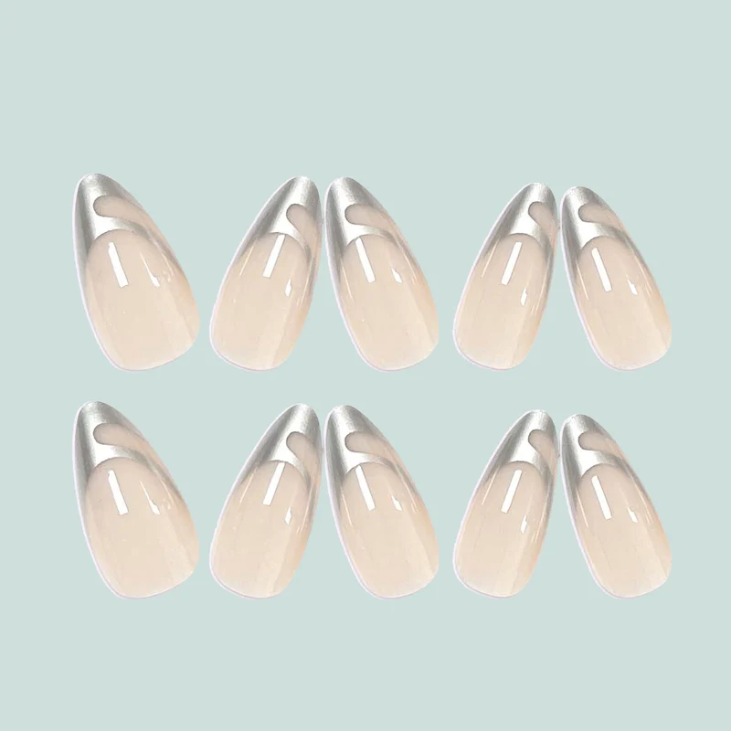 Exklusive Stiletto Kunstnägel mit Metallic-Akzenten Karnz