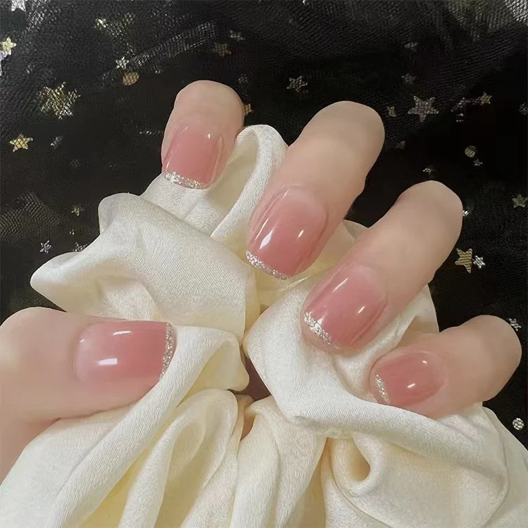 Elegante und schimmernde Nagelkunst Karnz