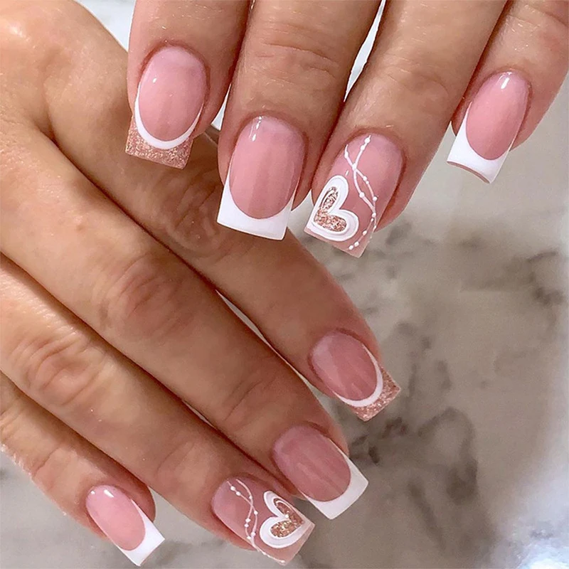Elegante und kunstvolle French Nails Karnz