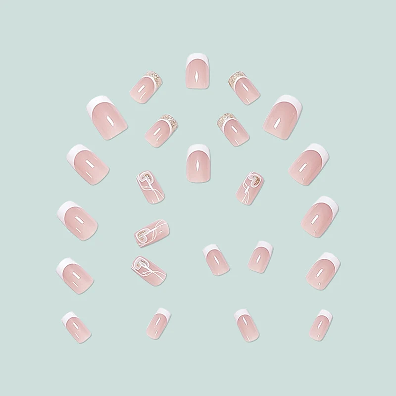 Elegante und kunstvolle French Nails Karnz
