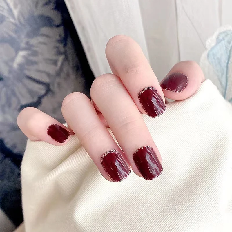 Elegante und glitzernde Nagelkunst Karnz