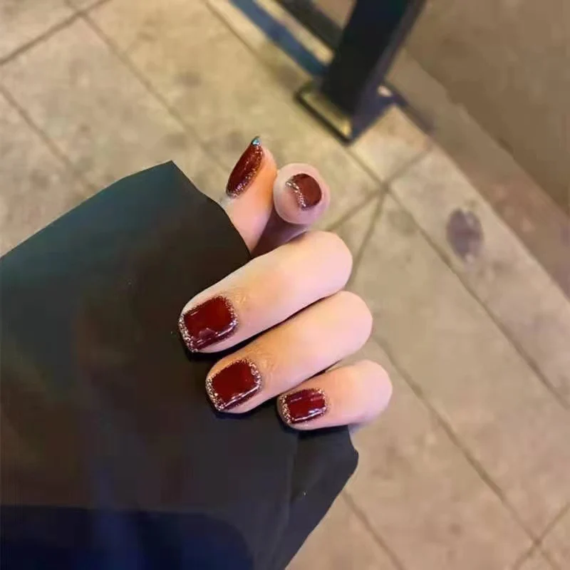 Elegante und glitzernde Nagelkunst Karnz