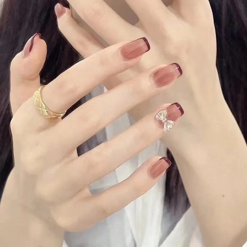 Elegante Nagelkunst mit Glitzerakzenten Karnz