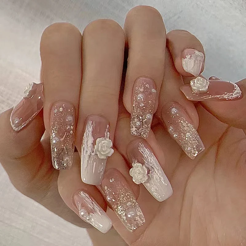 Elegante Kunstnägel mit Glitzer- und Blumendekor Karnz